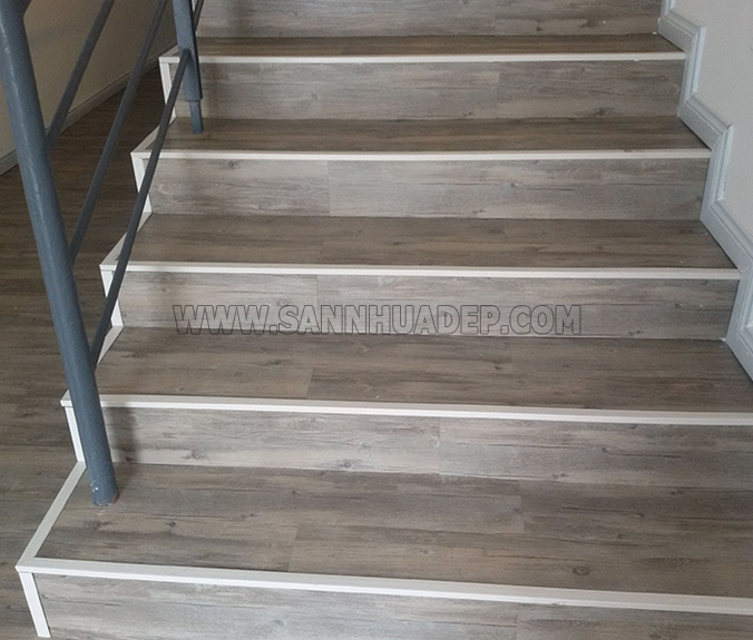 Tin sàn nhựa - Tiết kiệm chi phí làm cầu thang với sàn nhựa giả gỗ